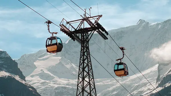 Çerçevesinde yalnız bir figürle kentsel mimarinin yanında sakin bir an