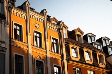 Sıcak akşam ışığında renkli tarihi bina, kentsel ayrıntı