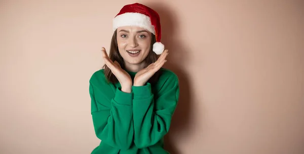 Fröhliche Junge Frau Trägt Weihnachtspullover Weihnachtsmütze Posiert Siegergeste Feiern Geballte — Stockfoto