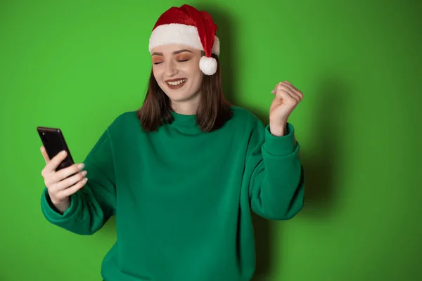 Joyeux Jeune Femme Vêtue Pull Vert Chapeau Père Noël Tenant — Photo