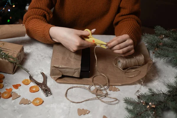 Close Das Mãos Uma Menina Embalando Presente Para Natal Aniversário — Fotografia de Stock