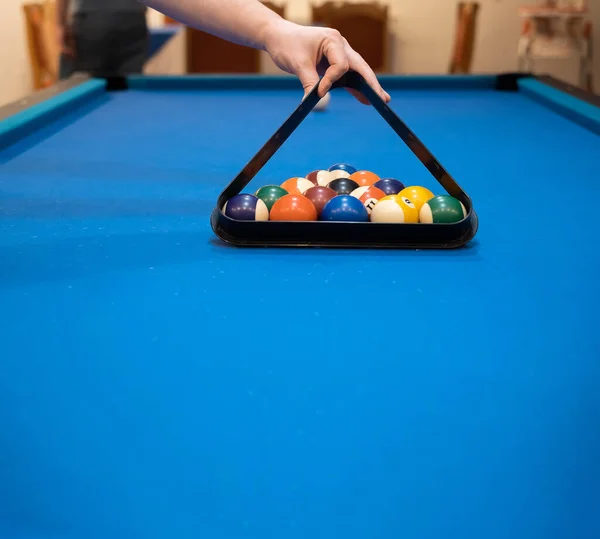 多色のビリヤード 青いテーブルのビリヤードボール ビリヤードテーブルの上の色のボール ロシアのビリヤード スヌークを再生します — ストック写真