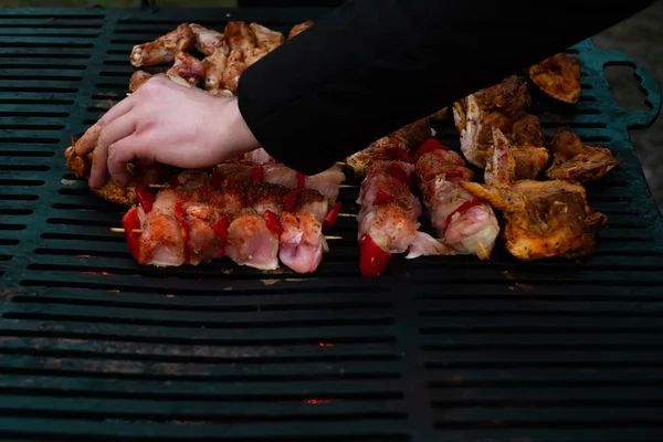 Man Frying Meat Skewers Grill Home Food Concept — Fotografia de Stock