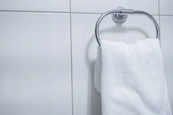 Білий Рушник Висить Вішалці Туалеті Концепція Гепарда — стокове фото