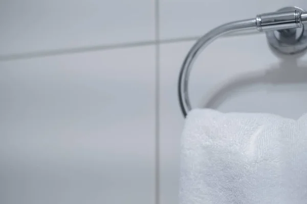 Білий Рушник Висить Вішалці Туалеті Концепція Гепарда — стокове фото