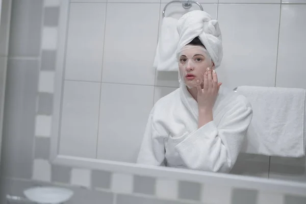 Kobieta Odbita Lustrze Porannym Prysznicu Ręcznikiem Głowie Stosuje Dzień Krem — Zdjęcie stockowe