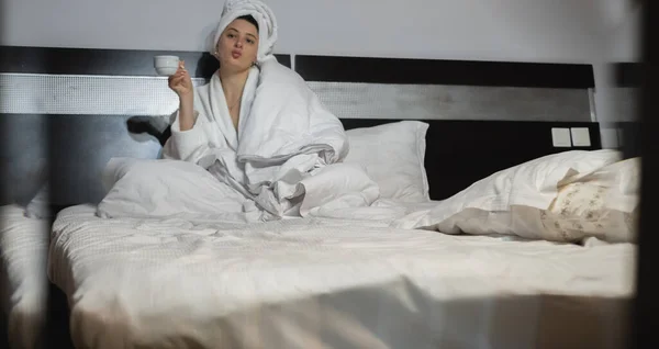 Woman Drinking Coffee Tea Breakfast Bed Home Hotel Morning Lady — Fotografia de Stock