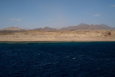 Akabe Körfezi 'ndeki Kızıl Deniz, Sina Yarımadası' nın dağları, Dahab, Mısır