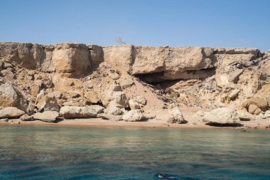 Akabe Körfezi 'ndeki Kızıl Deniz, Sina Yarımadası' nın dağları, Dahab, Mısır