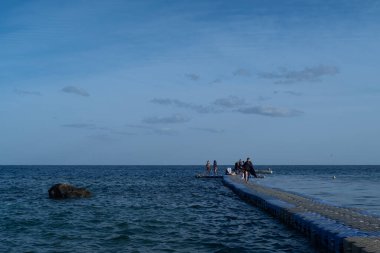 Panton kızıl denizde ve insanlar sabahın erken saatlerinde onun üzerinde yürüyorlar.