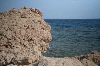 Akabe Körfezi 'ndeki Kızıl Deniz, Sina Yarımadası' nın dağlarıyla çevrili, Dahab.