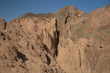 Gündüz Sina Dağları, mavi gökyüzü, dağların tepesi, Mısır 'da günbatımında renkli kanyon