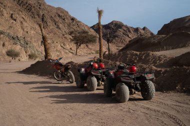 Mısır 'ın Sharm-Hurghada çölünde safari. Ekstrem seyahat sporu konsepti.
