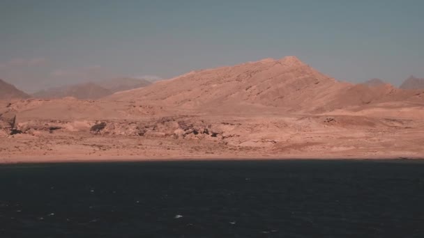 Вид Побережье Красного Моря Пустынными Скалами Маленьким Городком — стоковое видео