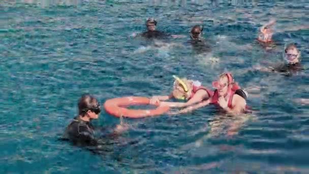 People Snorkel Crystal Clear Waters You Can See Coral Reef — Wideo stockowe