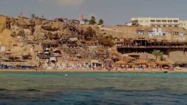 Kızıl Deniz manzarası Çöl Rocky Dağları ve küçük bir kasaba