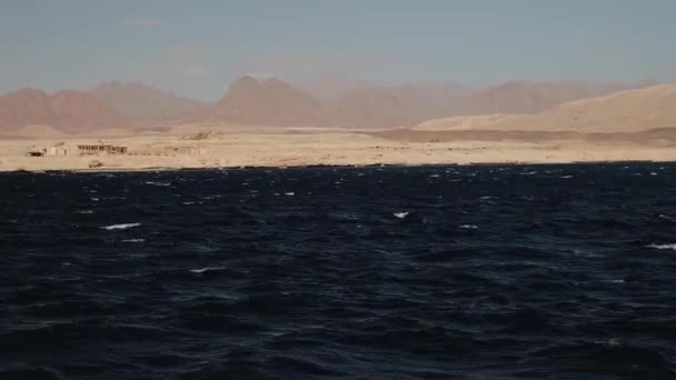 Widok Wybrzeże Morza Czerwonego Pustynnych Gór Skalistych Małe Miasto — Wideo stockowe