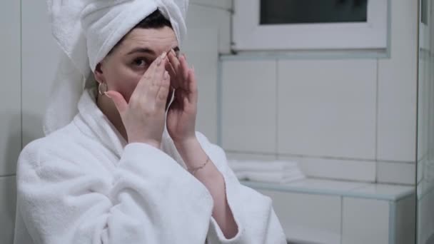 Una Mujer Albornoz Mira Espejo Masaje Facial Toque Piel Con — Vídeos de Stock