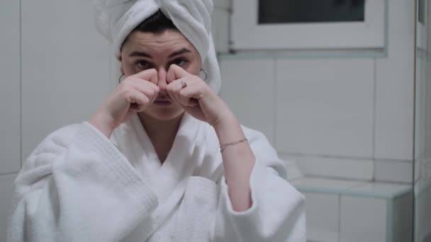 Una Donna Accappatoio Guarda Allo Specchio Massaggio Facciale Tocca Pelle — Video Stock