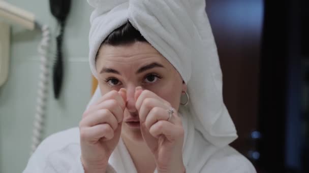 Kobieta Szlafroku Patrzy Lustro Robi Sobie Masaż Twarzy Dotknąć Skóry — Wideo stockowe