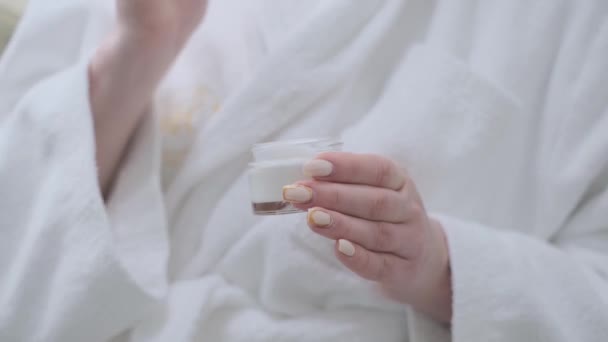 特写镜头下的女人从罐子里取出奶油和润肤乳液 在手上涂上润肤霜 — 图库视频影像