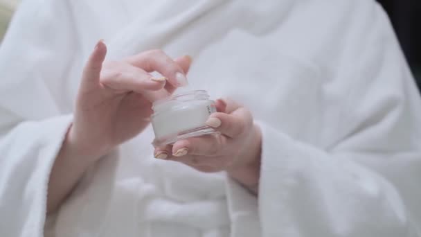 Nahaufnahme Frau Nimmt Creme Feuchtigkeitsspendende Lotion Aus Glas Trägt Feuchtigkeitscreme — Stockvideo