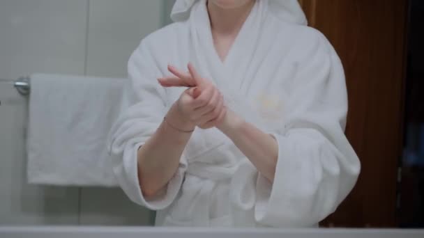 Kız Ellerini Krem Sürmüş Masaj Yapmış Beyaz Bir Bornoz Banyo — Stok video