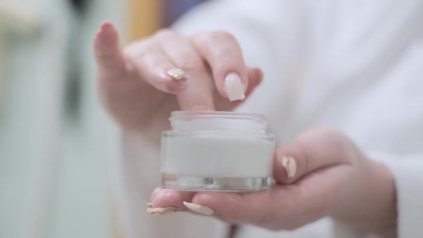 特写镜头下的女人从罐子里取出奶油和润肤乳液 在手上涂上润肤霜 — 图库视频影像