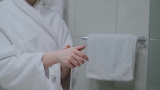 Девушка Мазала Руки Кремом Массировала Одевая Белый Халат Ванную Уход — стоковое видео