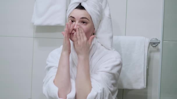 Bornozlu Bir Kadın Aynaya Bakar Kendine Yüz Masajı Yapar Parmak — Stok video