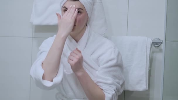 Közelkép Egy Nőről Sima Egészséges Bőrrel Tükörbe Nézve Gyengéden Megérintve — Stock videók