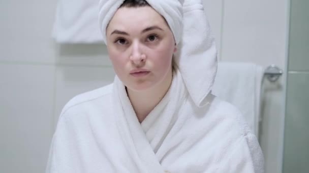 Gros Plan Femme Peau Lisse Saine Regardant Dans Miroir Touchant — Video