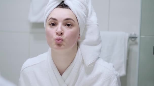 Pürüzsüz Sağlıklı Kadın Aynaya Bakış Yüzüne Nazikçe Dokunmak Gülümsemek Beyaz — Stok video