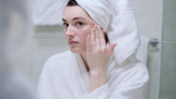 Närbild Kvinna Med Slät Frisk Hud Tittar Spegeln Röra Hennes — Stockvideo