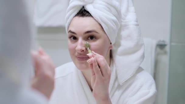 Młoda Kobieta Białym Ręczniku Masuje Się Jadeitowym Wałkiem — Wideo stockowe