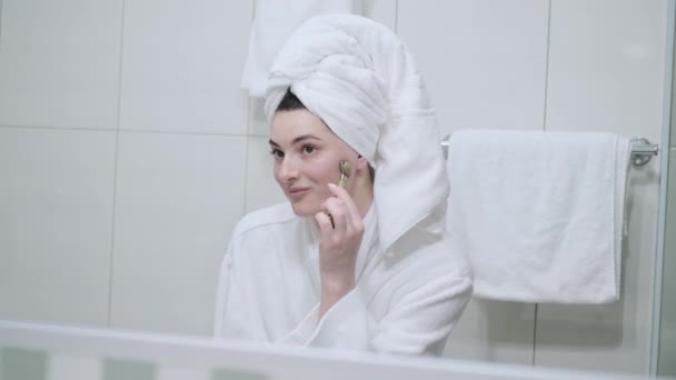 Een Jonge Vrouw Een Witte Handdoek Masseert Zichzelf Met Een — Stockvideo