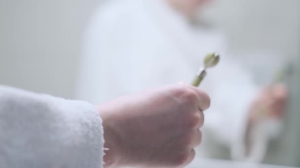 Hand Håller Grön Ansiktsrulle Bra För Huden — Stockvideo