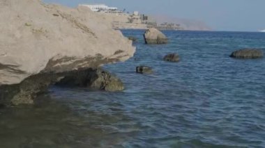 Denizde destansı bir fırtına, kızıl denizin kayalarında deniz sörfü.