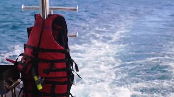 Denizdeki Yatın Arka Güvertesindeki Merdivenlerde Duran Can Yeleği — Stok video