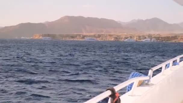 Kızıl Deniz Yelkenli Yat Manzarası Bir Sürü Tekne Uzakta Hareket — Stok video