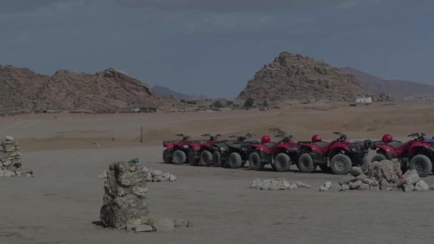 Quad Rosso Piedi Sulle Montagne Del Sinai Vicino Sharm Sheikh — Video Stock