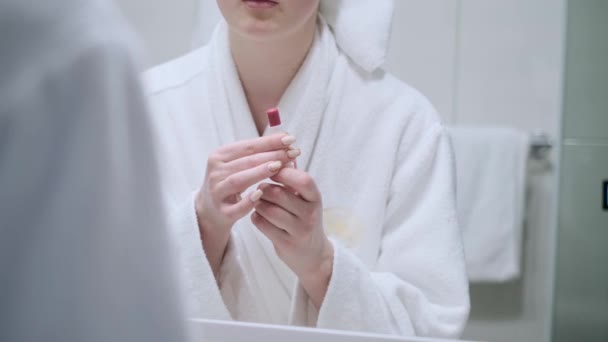 Kvinna Öppnar Rött Läppstift Närbild Händer Hålla Läppstift Använder Makeup — Stockvideo