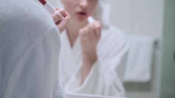 Młode Samice Trzymające Szminkę Rękach Malujące Usta Przygotowują Się Rano — Wideo stockowe