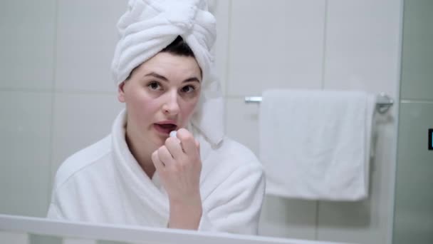 Wanita Muda Memegang Lipstik Tangannya Dan Mengecat Bibir Mempersiapkan Diri — Stok Video