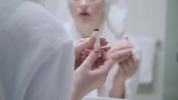 女人打开红色口红 特写手拿着口红 用化妆品 — 图库视频影像