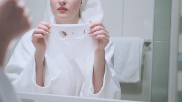 Kvinna Som Håller Sheet Mask Händerna För Ansiktsvård — Stockvideo