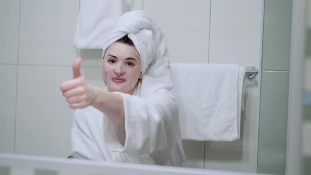 Kozmetik Japon Maskesi Takan Banyodaki Kameraya Bakarken Aynaya Bakan Bir — Stok video