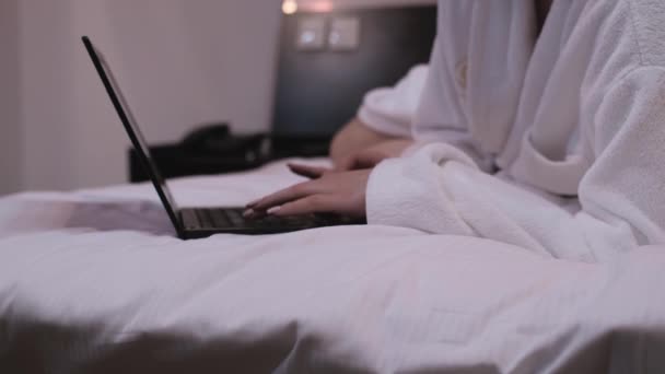 Chica Trabajando Portátil Mujer Dormitorio Con Abrigo Blanco Encuentra Cama — Vídeo de stock