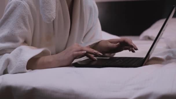 Chica Trabajando Portátil Mujer Dormitorio Con Abrigo Blanco Encuentra Cama — Vídeo de stock