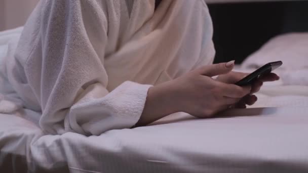 Chica Trabaja Smartphone Una Mujer Dormitorio Con Albornoz Blanco Está — Vídeo de stock